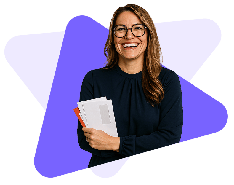 Eine Frau die Direct-Mailings in der Hand hält